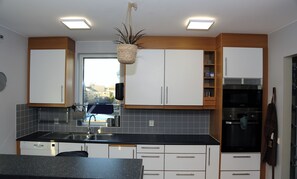 Private kitchen - 5-Bed-Rooms House with Jacuzzi, Free Parking, and 2 Toilet-Bathrooms in Malmö (Skåne län)