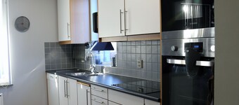 5-Bed-Rooms House with Jacuzzi, Free Parking, and 2 Toilet-Bathrooms in Malmö