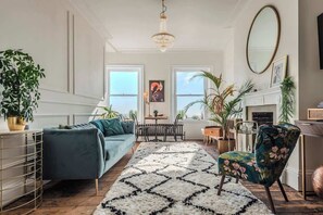 TV, fireplace - The Wellington - style, charm, stunning sea views (Ramsgate)