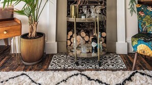 A living room with a fireplace, a round mirror, a chandelier, and a potted plant. - The Wellington - style, charm, stunning sea views (Ramsgate)