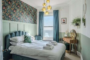 2 bedrooms, iron/ironing board, WiFi, bed sheets - The Wellington - style, charm, stunning sea views (Ramsgate)