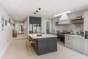 Fridge, microwave, oven, stovetop - Serenity Sands - Central, modern 4 bedroom home (Broadstairs)