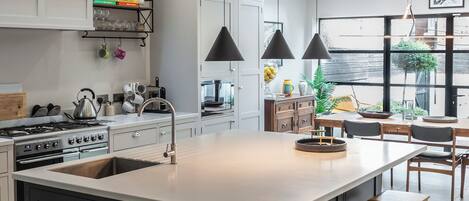 Réfrigérateur, micro-ondes, four, lave-vaisselle