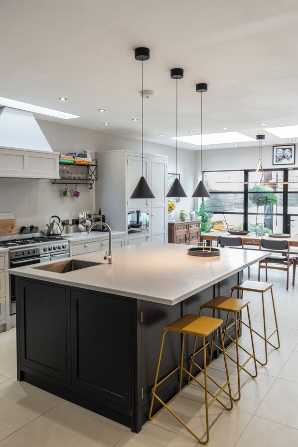 Frigorífico, microondas, horno y lavavajillas