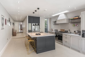 Frigorífico, microondas, horno y lavavajillas