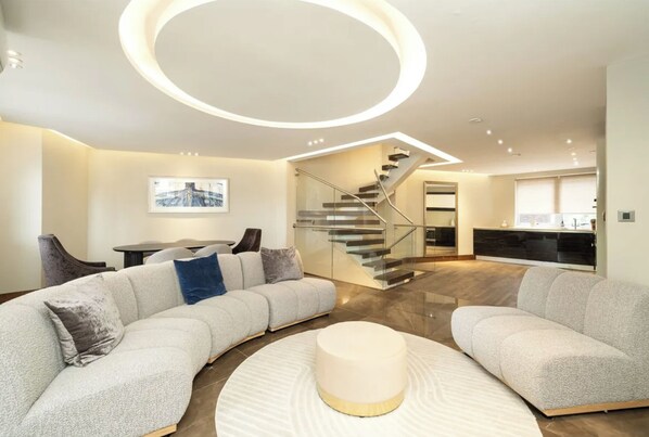 TV - Spectacular Aircon 4BDR w/Roof Terrace (Greater London)