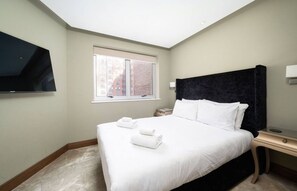4 bedrooms, iron/ironing board, free WiFi, bed sheets