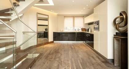 Spectacular Aircon 4BDR w/Roof Terrace