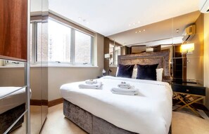 4 bedrooms, iron/ironing board, free WiFi, bed sheets - Spectacular Aircon 4BDR w/Roof Terrace (Greater London)