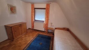 2 bedrooms, bed sheets - Haus am Röthel, on the edge of the Black Forest with a view of the Rhine plain. (Lauf)