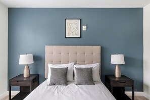 2 soverom, skrivebord, strykejern/-brett og wi-fi