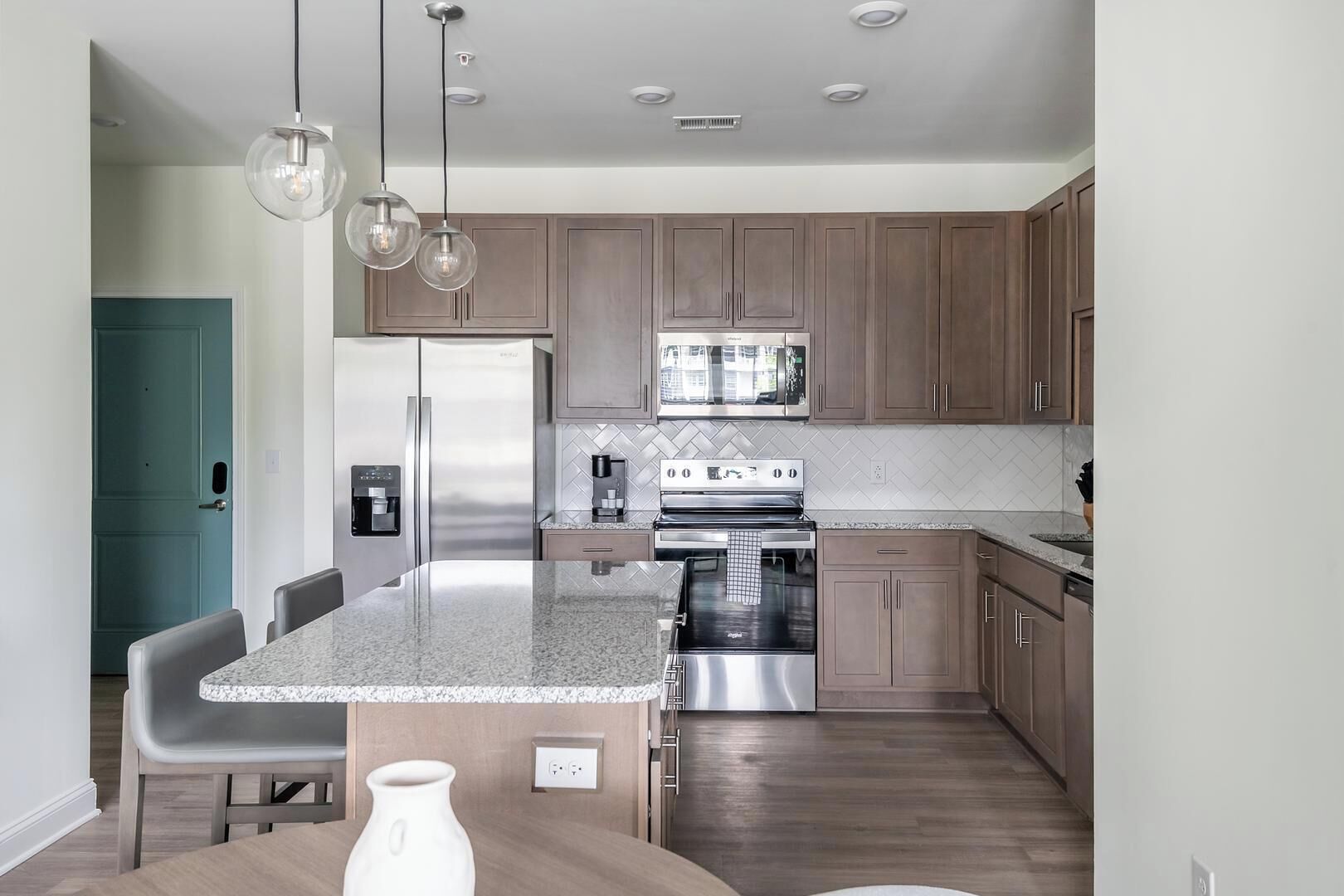 Frigorifero, tavolo da pranzo