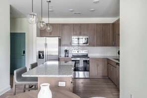 Réfrigérateur, tables à manger