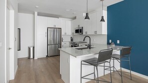 Refrigerador, mesa de comedor