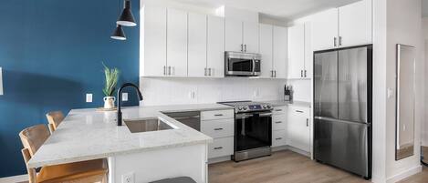 冷蔵庫、ダイニングテーブル