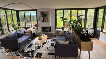 Smart-tv en een open haard