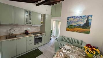 Fridge, coffee/tea maker