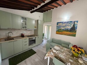 Kühlschrank, Wasserkocher mit Kaffee-/Teezubehör