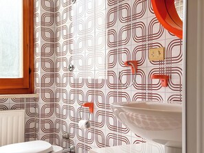 Shower, bidet, towels