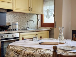 Fridge, oven, stovetop, coffee/tea maker