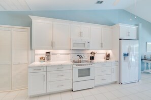 Fridge, microwave, oven, stovetop - Family Friendly Home in Naples, Near Beach, Heated Pool, Dog Friendly (Naples)