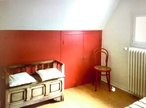 3 habitaciones, tabla de planchar con plancha, wifi y ropa de cama 