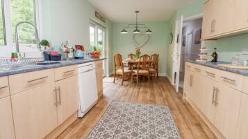 Mesin pencuci piring dan peralatan masak/sendok-piring