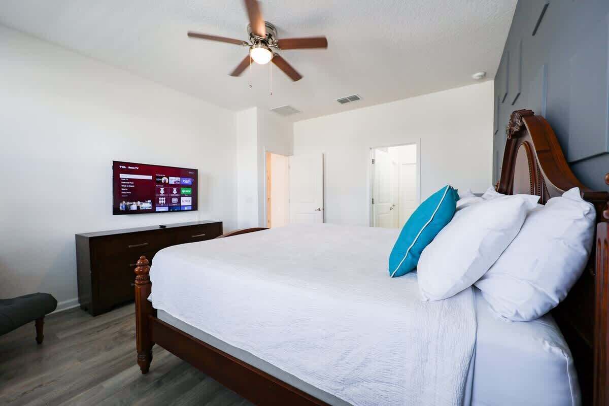 9 habitaciones, tabla de planchar con plancha y cuna de viaje 