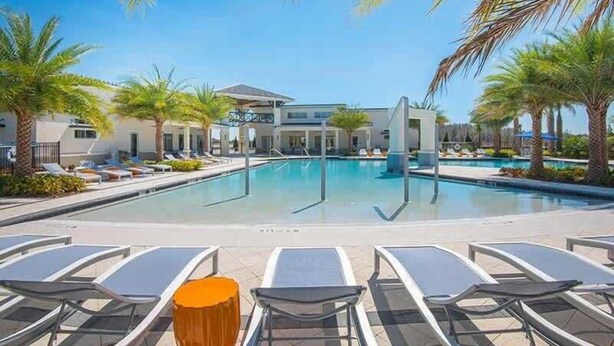 A pool area with lounge chairs and palm trees. - 9 Ensuite Resort Villa with Private Pool/SPA/BBQ (Kissimmee)