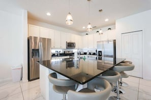 Fridge, microwave, oven, stovetop - 9 Ensuite Resort Villa with Private Pool/SPA/BBQ (Kissimmee)