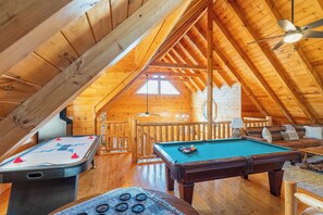 Games room - EASTERN ESCAPE-Relaxing Getaway-Gated,Pools,Mini-Golf,Pool Table, & Air Hockey (Sevierville)