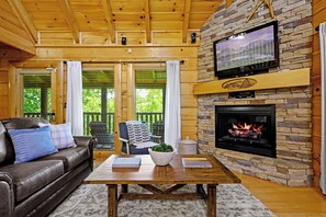 Smart TV, fireplace, video games - EASTERN ESCAPE-Relaxing Getaway-Gated,Pools,Mini-Golf,Pool Table, & Air Hockey (Sevierville)