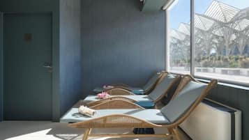 Una habitación con cuatro sillones de mimbre, una puerta y un ventanal con vistas a una estructura exterior.