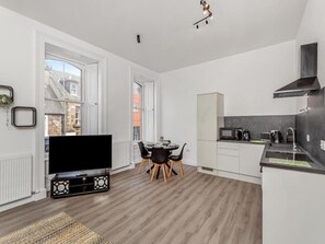 Kylskåp, mikrovågsugn, ugn och spishäll