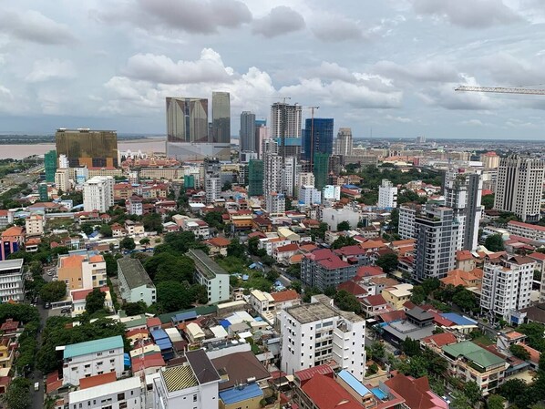 Un paysage urbain mêlant des immeubles de grande hauteur et des bâtiments résidentiels plus modestes.
