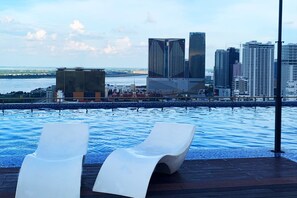 Pool - Chic 1-bedroom apartment in welcoming Phnom Penh with AC, WiFi (Phnom Penh)