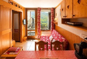 Interior - 150m from shops, 2nd floor, balcony, tv, ski locker, 25m², Les Menuires (Les Menuires)