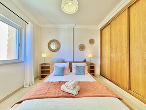 2 habitaciones, cunas y ropa de cama 