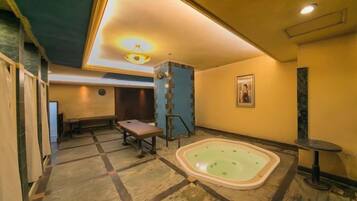 Une pièce avec une grande baignoire, un banc et une table.