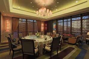 A dining area with a round table, chairs, and a chandelier. - Lanzhou Legend Hotel (Lanzhou Railway Station & Lanzhou University Subway Station) (Lanzhou)