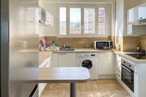 Kühlschrank, Mikrowelle, Ofen, Herdplatte