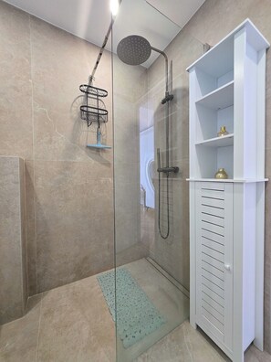 Regadera, amenidades de baño gratuitas, secadora de cabello, toallas 