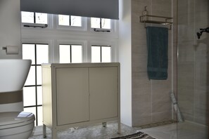 Dusche, Haartrockner, Handtücher, Seife