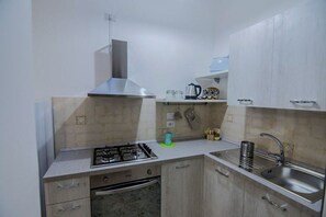 Fridge, oven, stovetop, coffee/tea maker