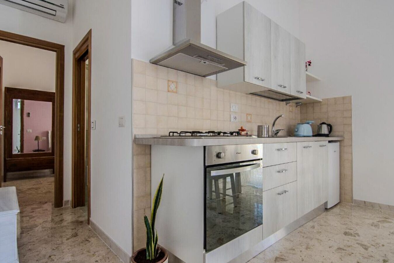 Kühlschrank, Ofen, Herdplatte, Wasserkocher mit Kaffee-/Teezubehör