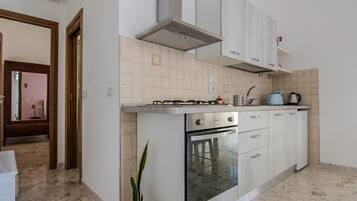 KĂŒhlschrank, Ofen, Herdplatte, Wasserkocher mit Kaffee-/Teezubehör