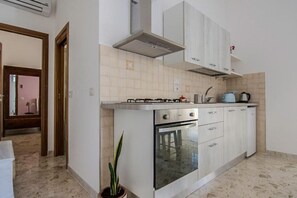 Fridge, oven, stovetop, coffee/tea maker