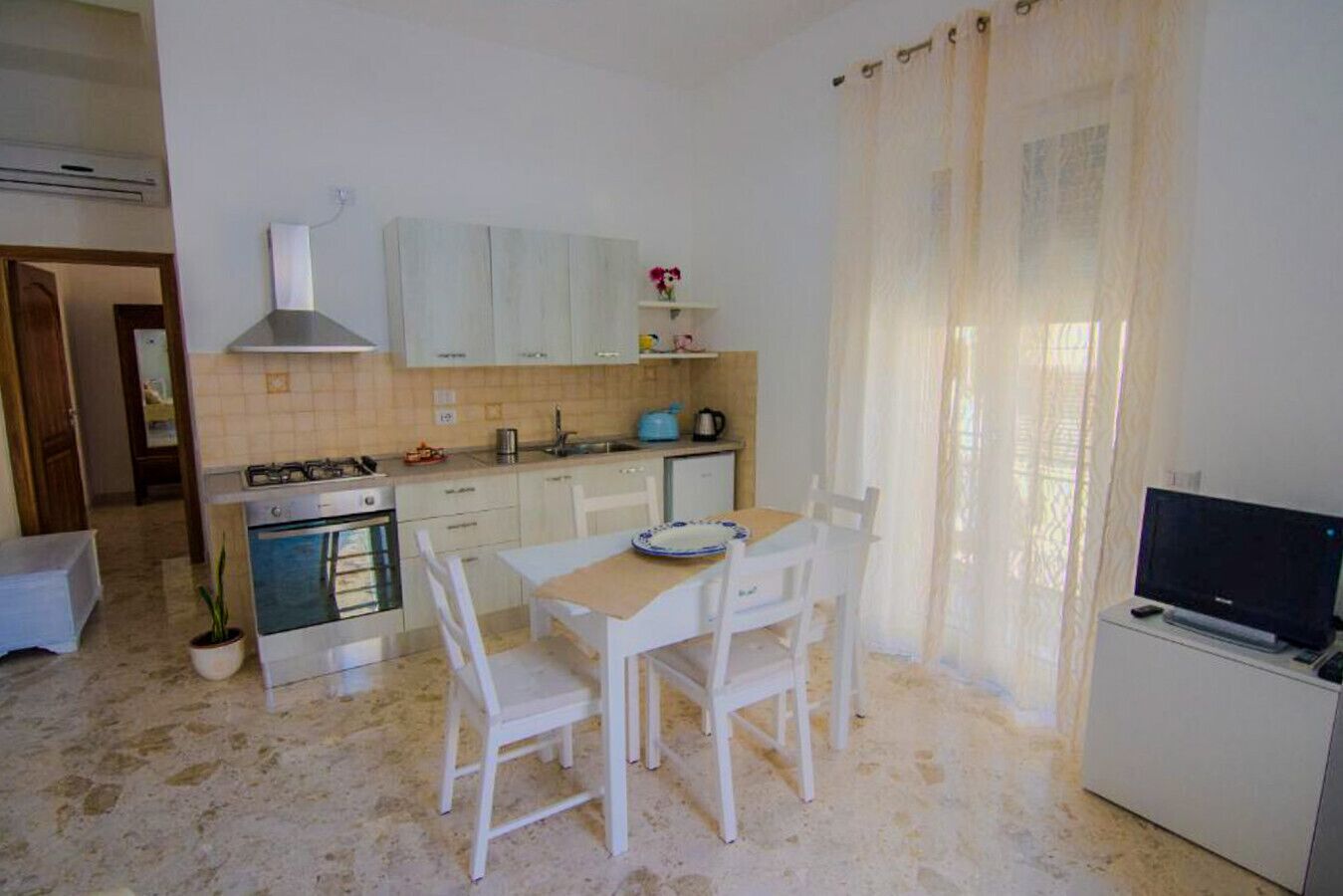 Kühlschrank, Ofen, Herdplatte, Wasserkocher mit Kaffee-/Teezubehör