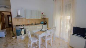 KĂŒhlschrank, Ofen, Herdplatte, Wasserkocher mit Kaffee-/Teezubehör