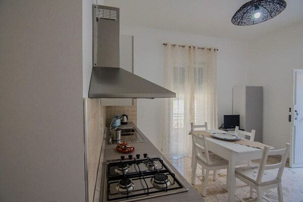 Fridge, oven, stovetop, coffee/tea maker